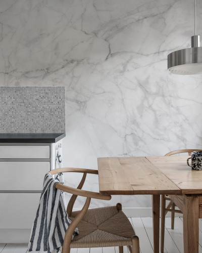 Tapet  cu design marmura, perfect pentru a crea o atmosfera eleganta si rafinata in bucatarie.