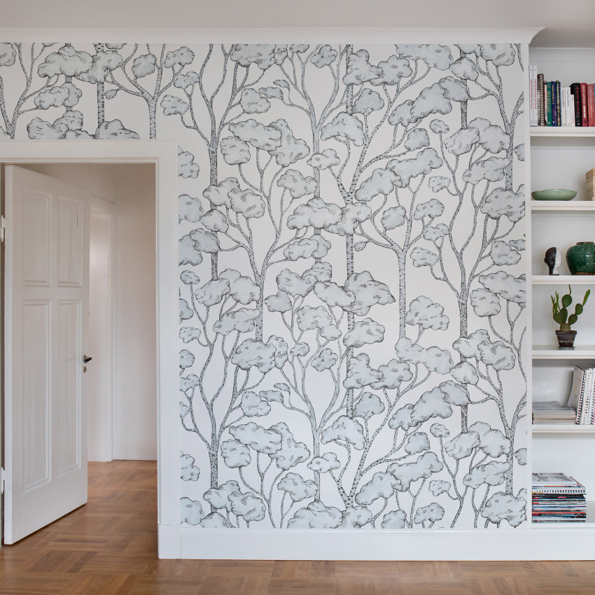 Tapet cu design minimalist cu copaci fini pe un fundal alb