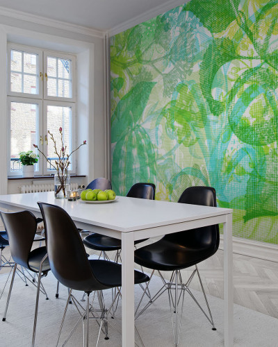 Tapet abstract verde cu imprimeu Jelly Belly Plants, aplicat in spatele unei mese de dining