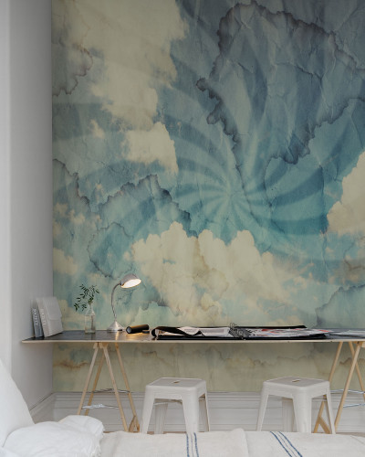 Tapet de perete cu design abstract de nori ce se învârt în tonuri de albastru.