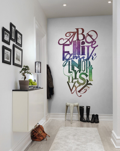 Tapet Ink Letters, Rainbow, cu litere stilizate în culori vibrante, perfect pentru a adăuga personalitate oricărei camere.
