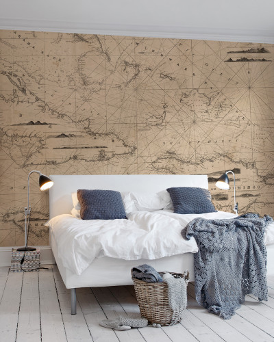 Tapet cu harta veche, ilustrand un vas navigand pe mare, ideal pentru un dormitor sau living cu design nautic.