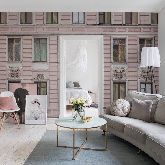 Wallpaper Pink Facade cu fațadă roz pal și ferestre clasice, design modern și elegant.