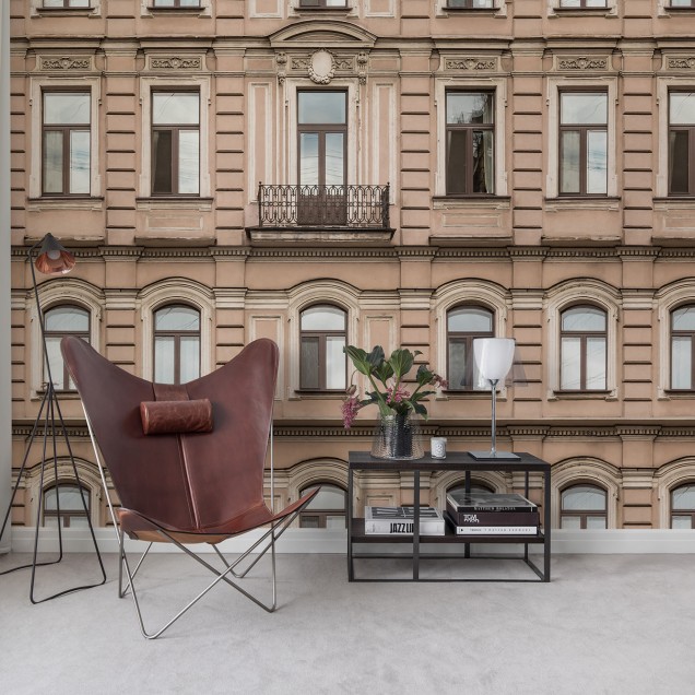 Tapet cu o clădire veche cu balcoane elegante, perfect pentru dormitor, living sau hol