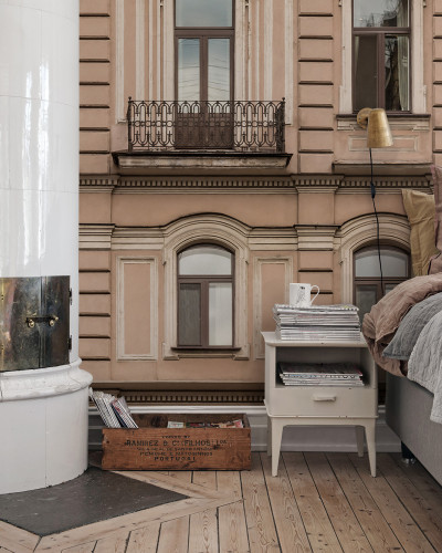 Tapet cu o clădire veche cu balcoane elegante, perfect pentru dormitor, living sau hol