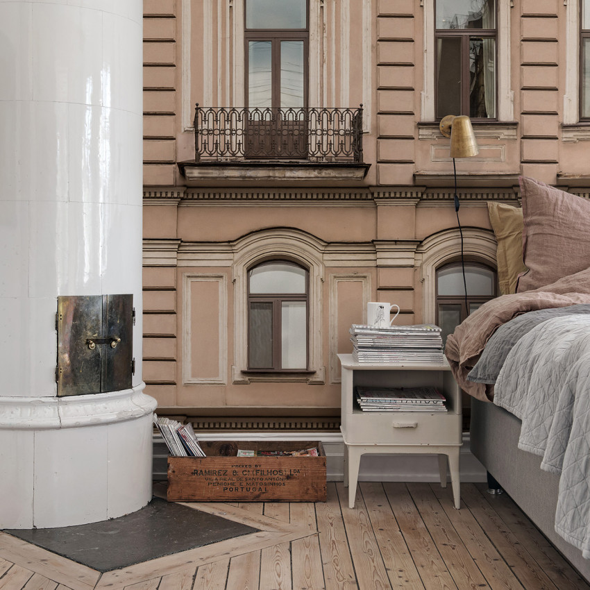 Tapet cu o clădire veche cu balcoane elegante, perfect pentru dormitor, living sau hol