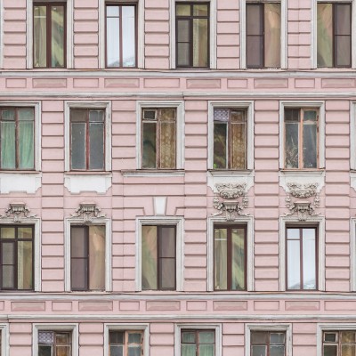 Wallpaper Pink Facade cu fațadă roz pal și ferestre clasice, design modern și elegant.