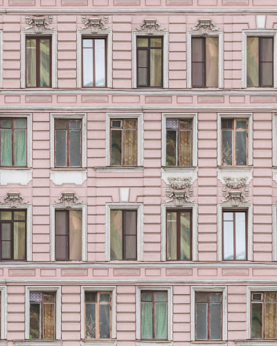 Wallpaper Pink Facade cu fațadă roz pal și ferestre clasice, design modern și elegant.