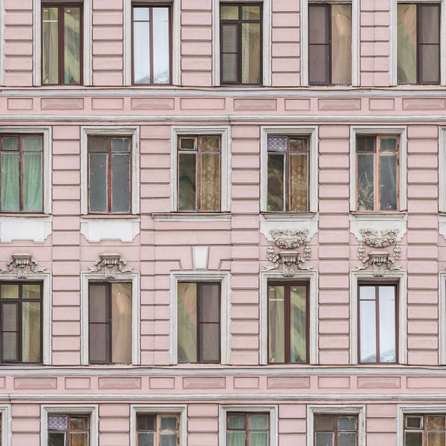 Wallpaper Pink Facade cu fațadă roz pal și ferestre clasice, design modern și elegant.