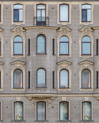 Tapet cu aspectul unei clădiri vechi, in stil minimalist. Imaginea prezintă un dormitor cu tapetul pe perete.
