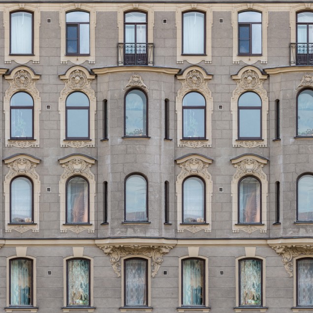 Tapet cu aspectul unei clădiri vechi, in stil minimalist. Imaginea prezintă un dormitor cu tapetul pe perete.