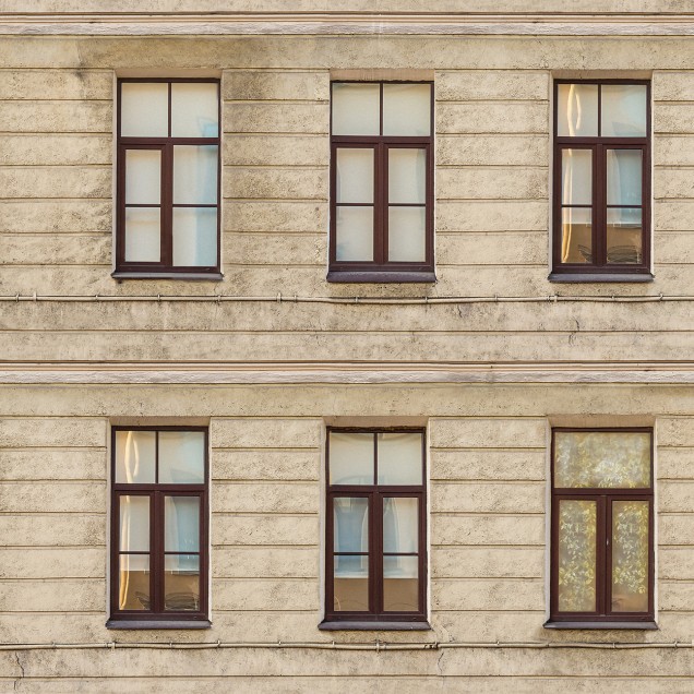 Tapet cu design unic ce imită o fațadă a unei clădiri vechi, cu ferestre și detalii arhitecturale.
