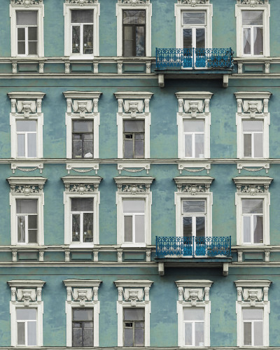 Imagine cu un tapet Strada Azul, reprezentând o fațadă a unei clădiri europene clasice, cu ferestre elegante și detalii arhitecturale elaborate.