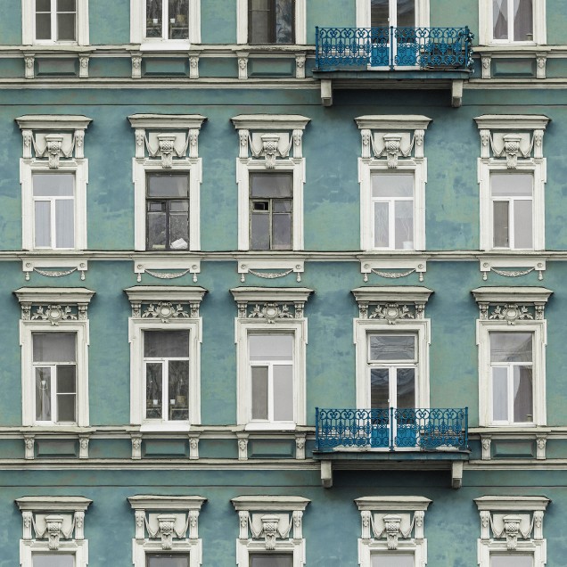 Imagine cu un tapet Strada Azul, reprezentând o fațadă a unei clădiri europene clasice, cu ferestre elegante și detalii arhitecturale elaborate.