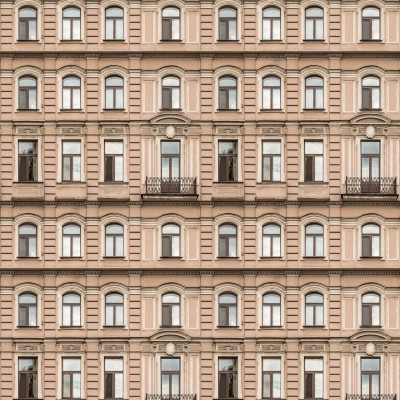 Tapet cu o clădire veche cu balcoane elegante, perfect pentru dormitor, living sau hol