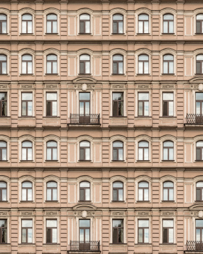 Tapet cu o clădire veche cu balcoane elegante, perfect pentru dormitor, living sau hol