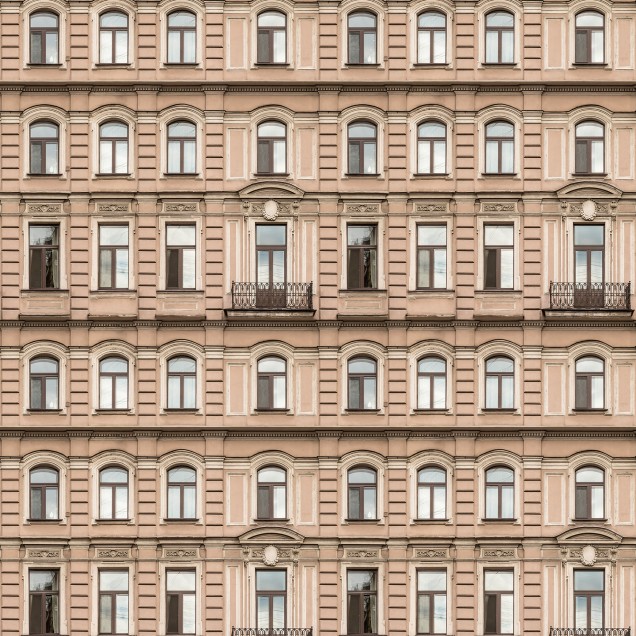 Tapet cu o clădire veche cu balcoane elegante, perfect pentru dormitor, living sau hol