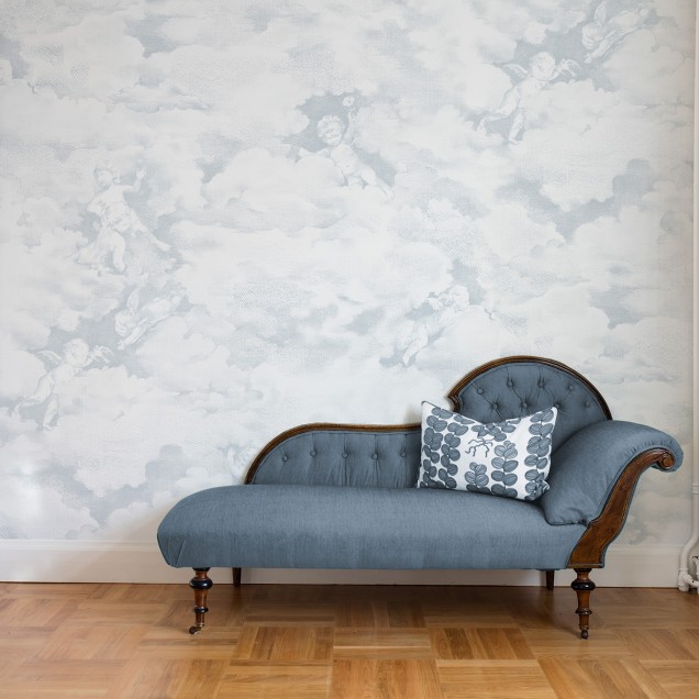 Tapet cu cherubimi in albastru pal, cu un design elegant si delicat.