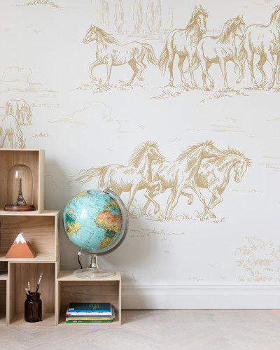 Imagine cu Horse Herd, Gold - tapet cu cai aurii desenati, pe un fundal alb.
