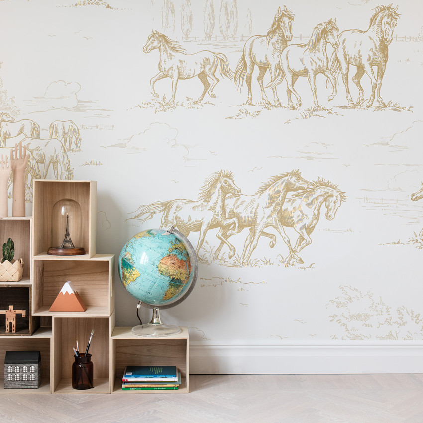 Imagine cu Horse Herd, Gold - tapet cu cai aurii desenati, pe un fundal alb.