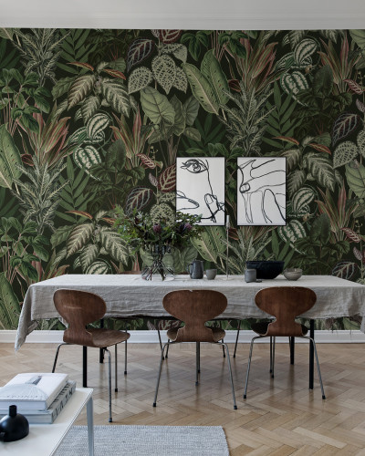 Tapet Mischievous Monkeys, Lush, cu design tropical vibrant, featuring maimuțe jucause ascunse printre frunzele luxuriante.