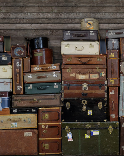 Tapet cu valize stivuite, design vintage
