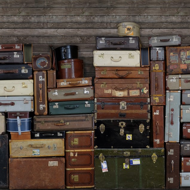 Tapet cu valize stivuite, design vintage