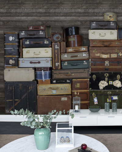 Tapet cu valize stivuite, design vintage