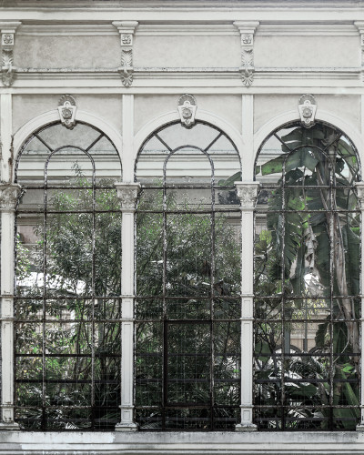 Tapet Dove Gardens, White, cu un design clasic, prezentând o grădină luxuriantă văzută prin ferestre arcuite.