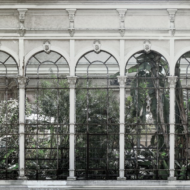 Tapet Dove Gardens, White, cu un design clasic, prezentând o grădină luxuriantă văzută prin ferestre arcuite.