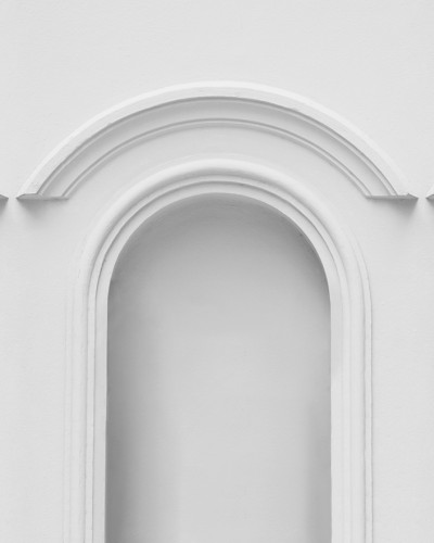 Tapet Forest Vaults, White, cu design arhitectural cu arcade, într-un interior modern.