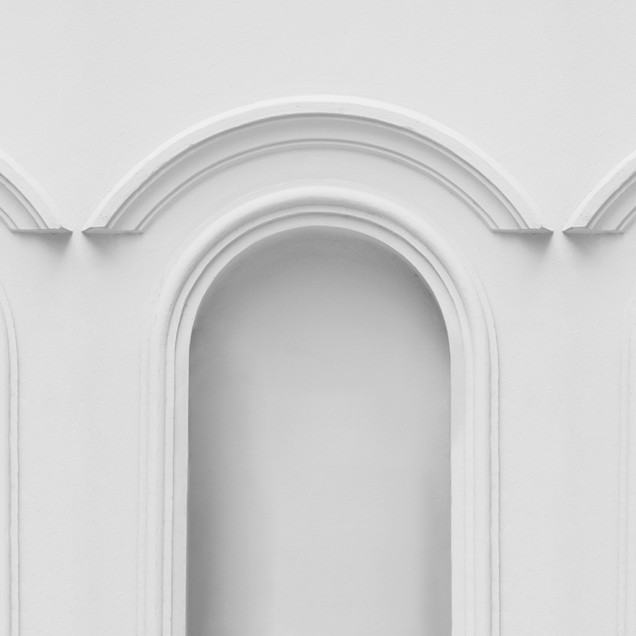 Tapet Forest Vaults, White, cu design arhitectural cu arcade, într-un interior modern.