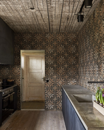 Tapet Ravenna, Rust, cu design de țiglă tradițional, folosit într-o bucătărie modernă.