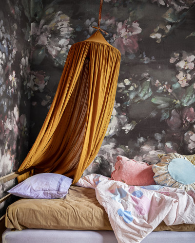 Tapet cu model floral luxuriant, pictat în nuanțe de vis, cu textură catifelată.