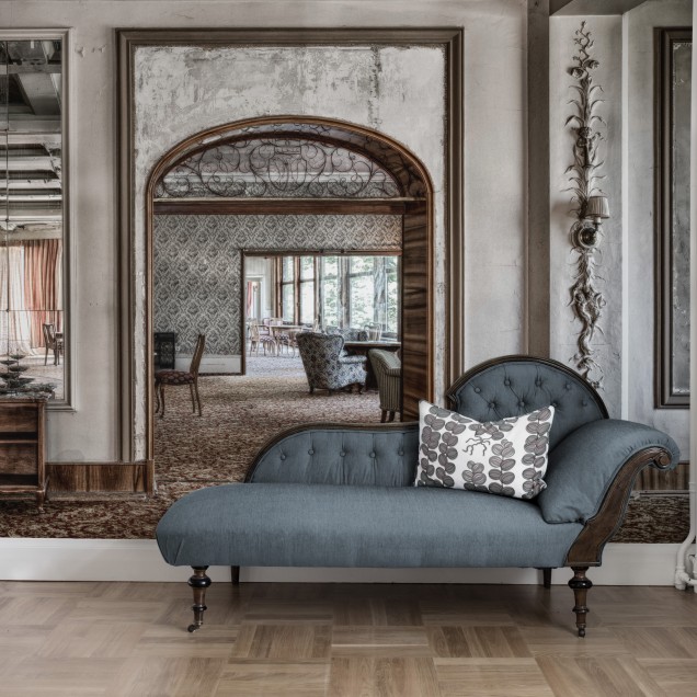 Tapet de perete Dolores' Dream - un design unic cu detalii fine, care amintesc de o resedinta eleganta