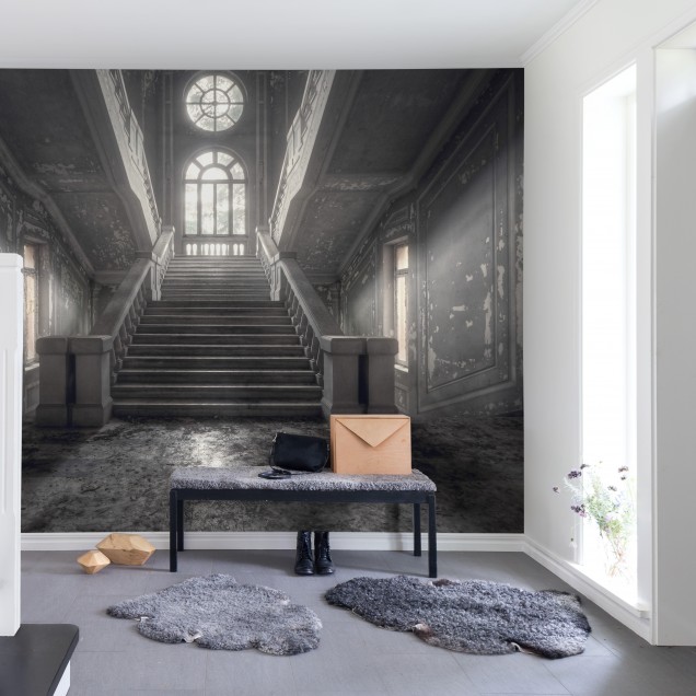 Tapet cu scară veche într-un interior modern