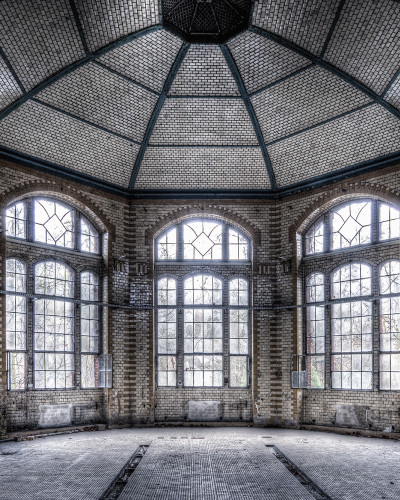 Tapet cu design industrial Portals, imagine cu o clădire veche cu o cupolă, ferestre mari și podea din gresie.