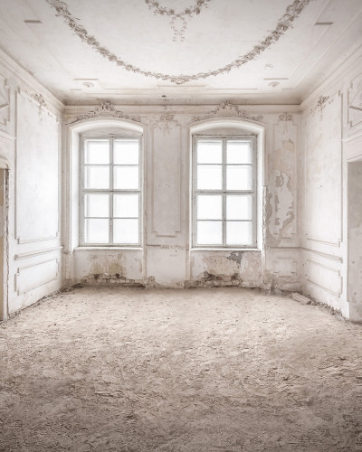 Tapet Bygone Era, cu un design vintage ce prezintă o cameră veche cu tavane înalte, ferestre mari și un stil minimalist