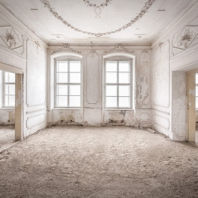 Tapet Bygone Era, cu un design vintage ce prezintă o cameră veche cu tavane înalte, ferestre mari și un stil minimalist