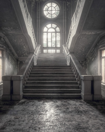 Tapet cu scară veche într-un interior modern