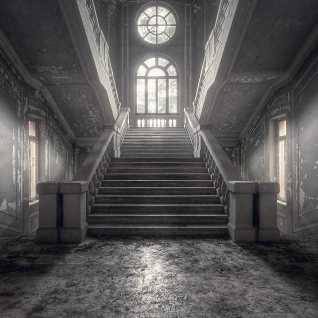 Tapet cu scară veche într-un interior modern