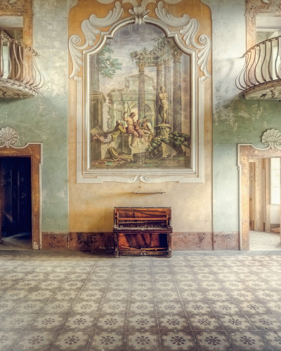 Tapet cu design vintage, ce prezintă o perspectivă unică a unui palat grandios, cu detalii arhitecturale impresionante.