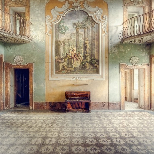 Tapet cu design vintage, ce prezintă o perspectivă unică a unui palat grandios, cu detalii arhitecturale impresionante.