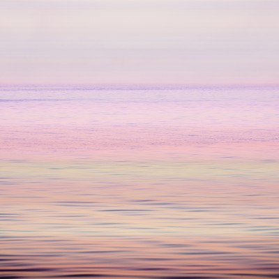 Fototapet cu imagine a unui apus de soare pe mare, cu culori pastelate.