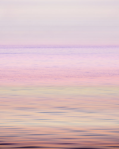 Fototapet cu imagine a unui apus de soare pe mare, cu culori pastelate.