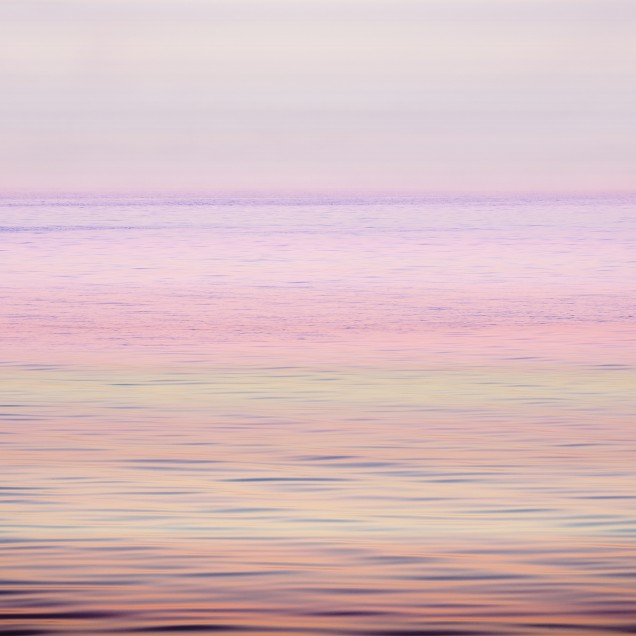 Fototapet cu imagine a unui apus de soare pe mare, cu culori pastelate.