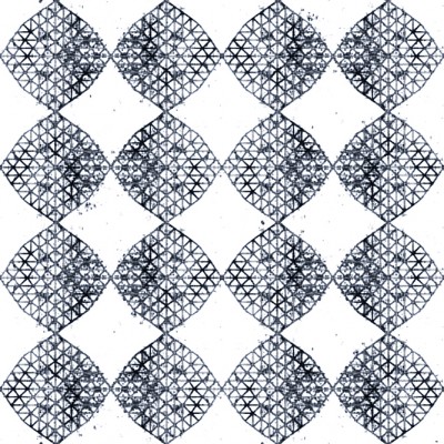 Tapet cu design geometric, cu aspect vintage, pe un perete alb.