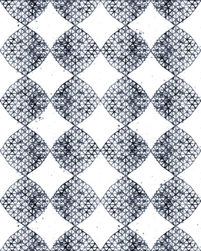 Tapet cu design geometric, cu aspect vintage, pe un perete alb.