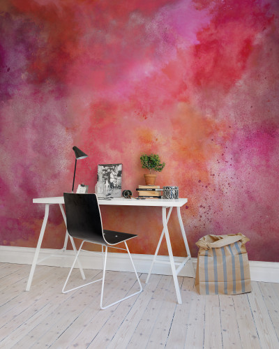 Tapet cu design modern in nuante de rosu si portocaliu.  Tapetul este aplicat pe un perete din living, deasupra unui birou alb.