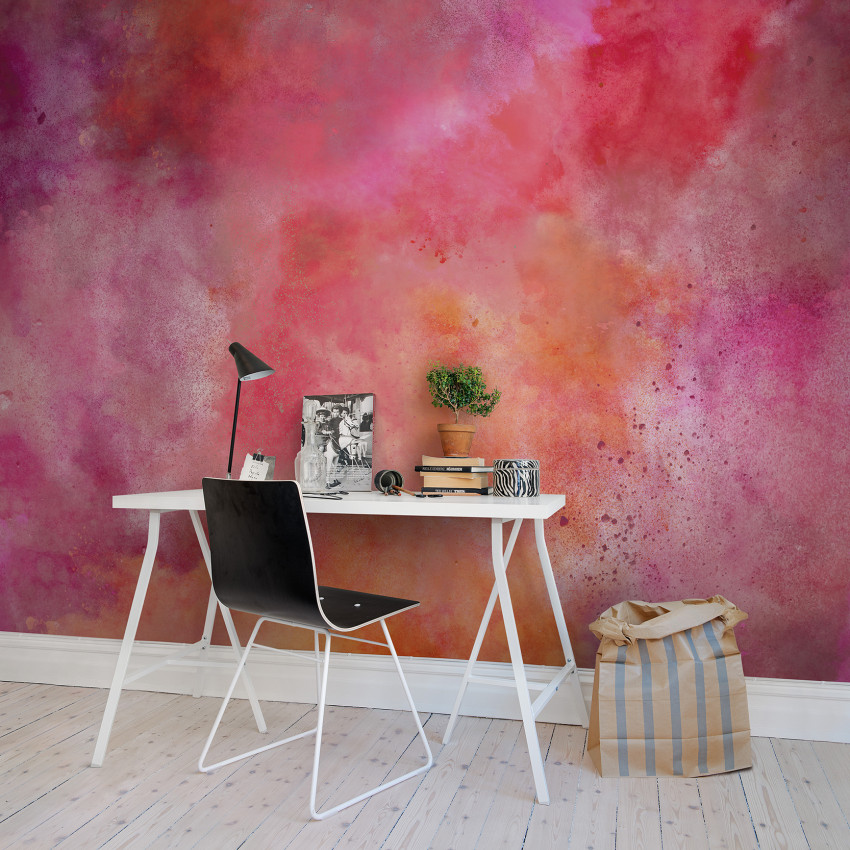 Tapet cu design modern in nuante de rosu si portocaliu.  Tapetul este aplicat pe un perete din living, deasupra unui birou alb.